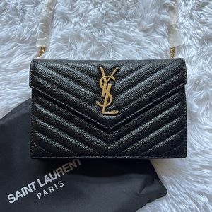 CASSANDRE MATELASSÉ ENVELOPE CHAIN WALLET IN GRAIN DE POUDRE EMBOSSED LE…